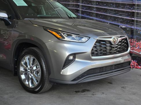 Certified 2026 Toyota Highlander Limited AWD/4WD image 2
