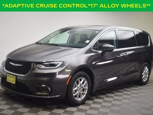 Used 2023 Chrysler Pacifica Touring-L FWD image 3