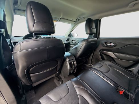 Used 2019 Jeep Cherokee Limited FWD image 24