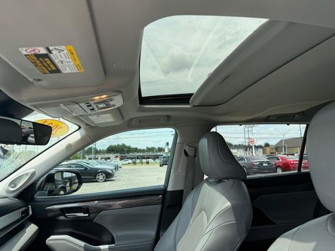 Used 2021 Toyota Highlander Limited FWD image 29