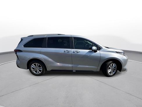 Used 2023 Toyota Sienna Limited image 5