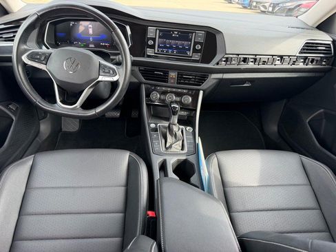 Used 2024 Volkswagen Jetta SE FWD image 9