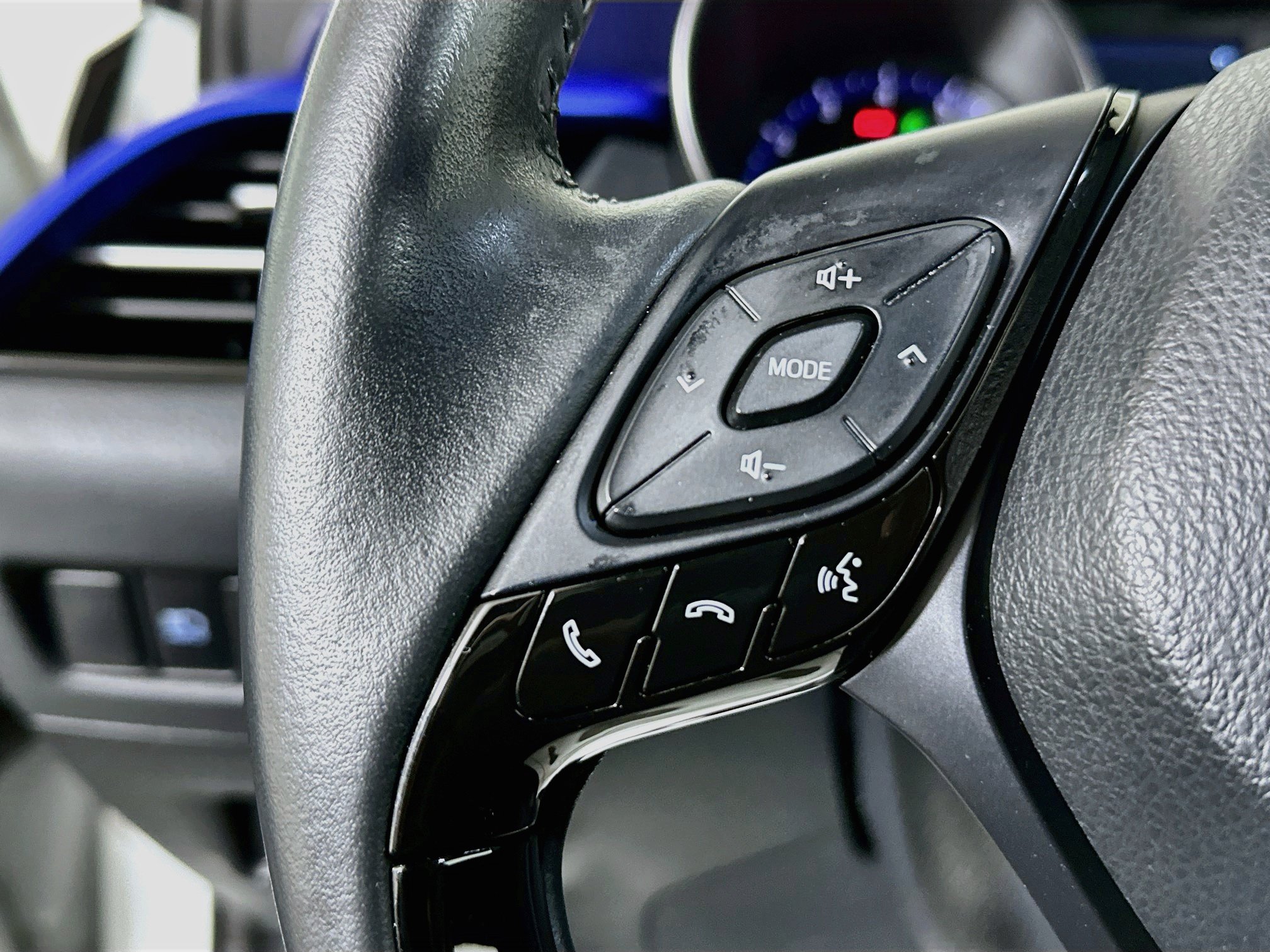 Used 2022 Toyota C-HR XLE FWD image 16