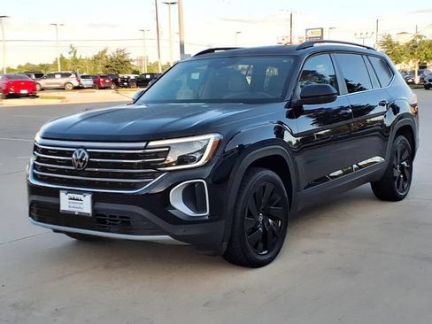 Used 2024 Volkswagen Atlas SE w/ Panoramic Sunroof Package FWD image 3