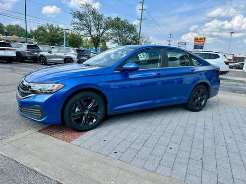 Used 2024 Volkswagen Jetta SE w/ Panoramic Sunroof Package FWD image 3