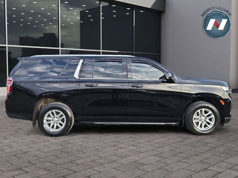 Used 2022 Chevrolet Suburban LT w/ Luxury Package image 8