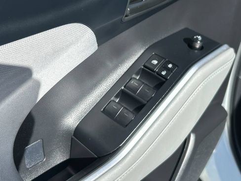 Used 2023 Toyota Highlander LE AWD/4WD image 11