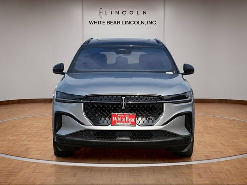 Used 2025 Lincoln Nautilus Reserve AWD/4WD image 2
