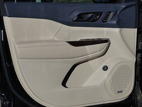 Used 2022 GMC Acadia Denali w/ Black Diamond Edition image 18