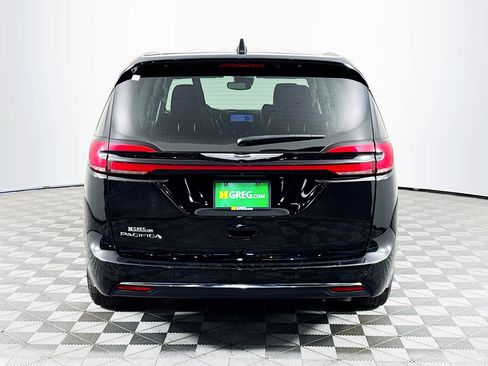 Used 2024 Chrysler Pacifica Touring-L FWD image 7