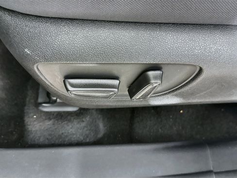 Used 2024 Toyota Highlander LE FWD image 22