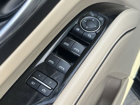 Used 2021 Cadillac Escalade Premium Luxury AWD/4WD image 27