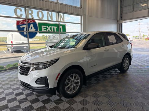 Used 2022 Chevrolet Equinox LS w/ LS Convenience Package AWD/4WD image 3