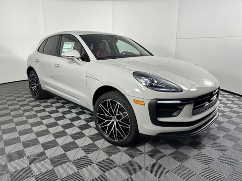Certified 2025 Porsche Macan image 7