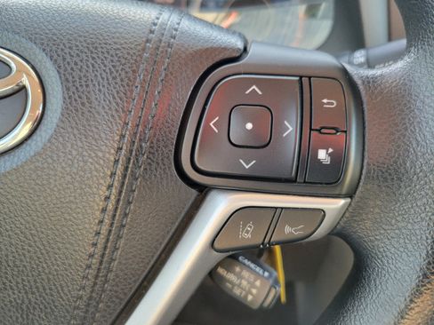 Used 2018 Toyota Sienna LE w/ Carpet Mat Package FWD image 33