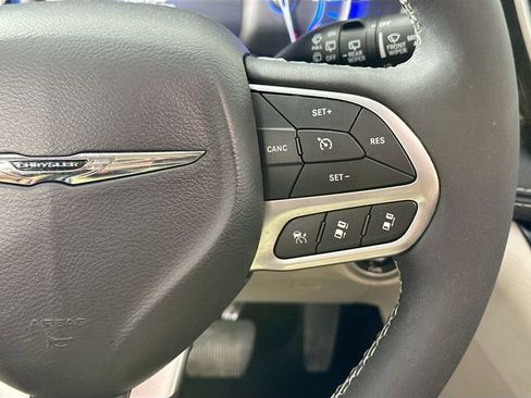 Used 2024 Chrysler Pacifica Select image 23
