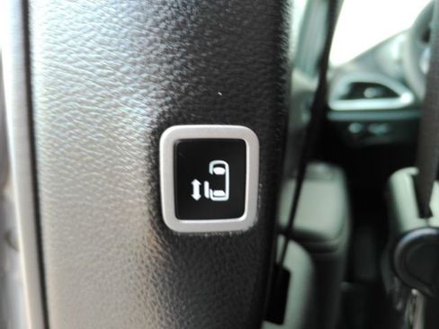 Used 2025 Chrysler Pacifica Select image 31