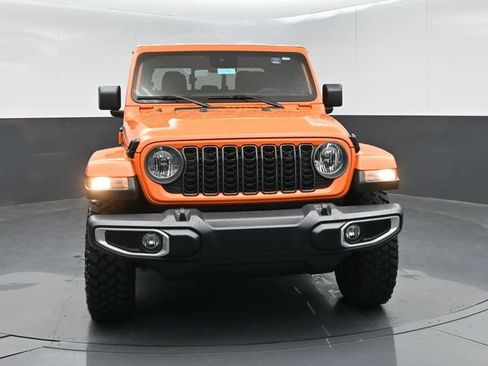 Used 2025 Jeep Gladiator Sport AWD/4WD image 3