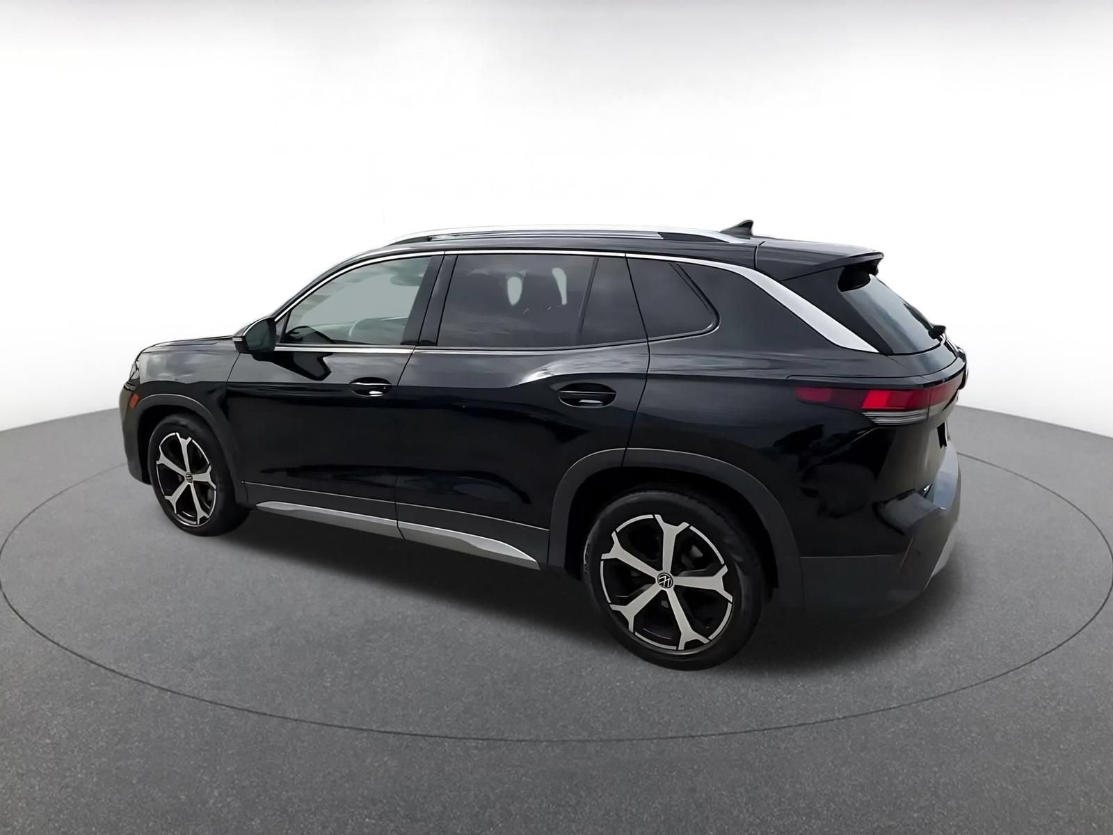 Used 2026 Volkswagen Tiguan SE FWD image 9