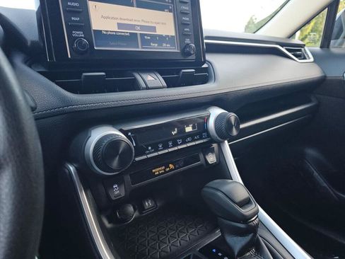 Used 2019 Toyota RAV4 LE w/ Carpet Mat Package AWD/4WD image 27