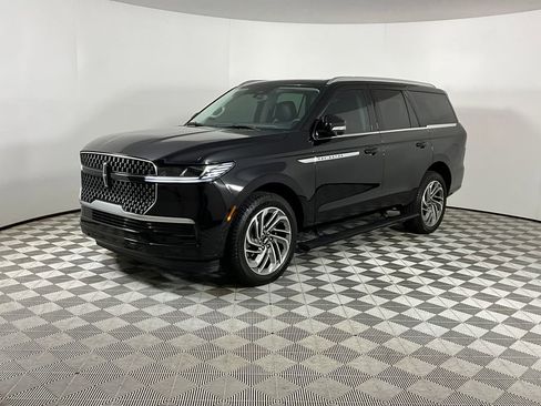 Used 2025 Lincoln Navigator Reserve image 1