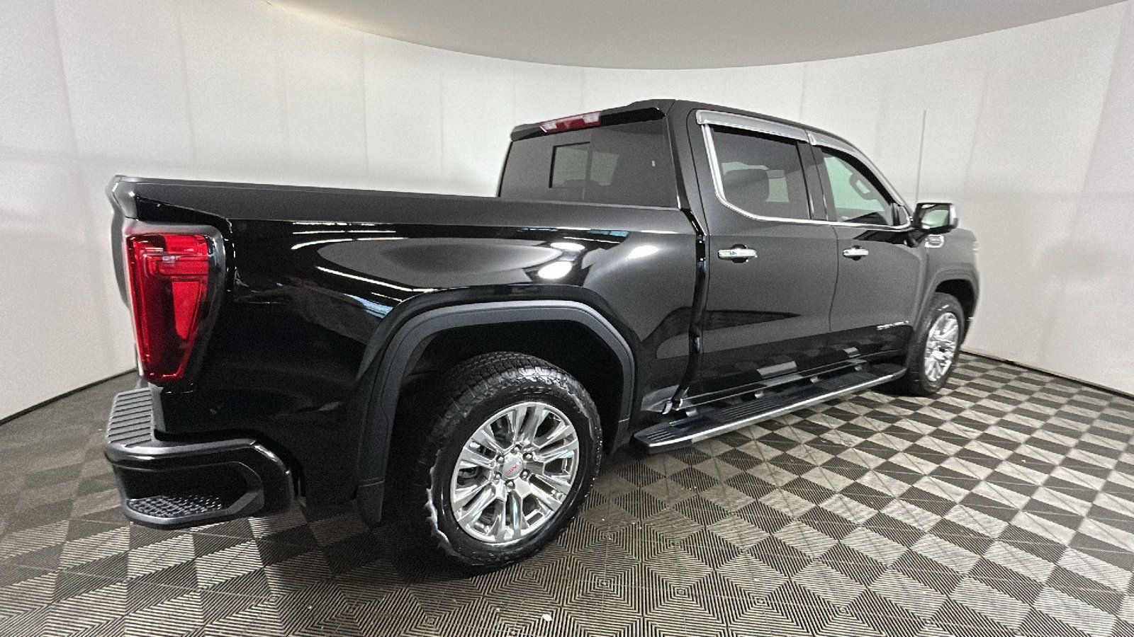 Used 2025 GMC Sierra 1500 Denali AWD/4WD image 3