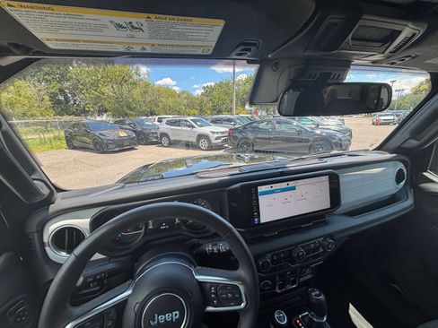 Used 2025 Jeep Wrangler Unlimited Sahara AWD/4WD image 28