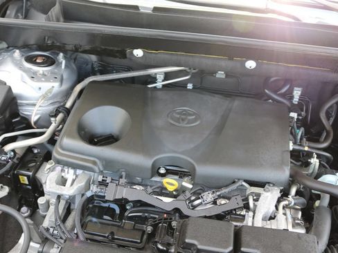 Used 2019 Toyota RAV4 XLE w/ Convenience Package FWD image 10