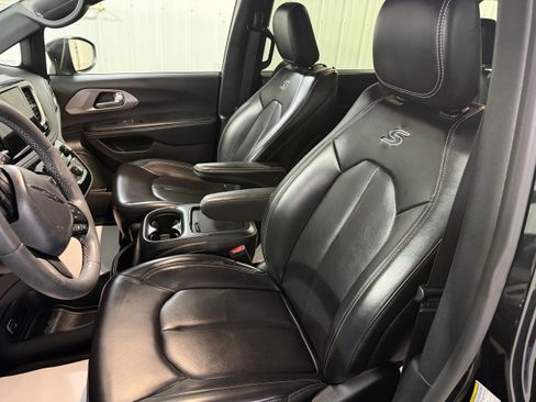 Used 2023 Chrysler Pacifica Touring-L w/ S Appearance Package image 11