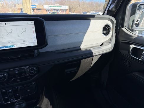 Certified 2025 Jeep Wrangler Sahara image 21