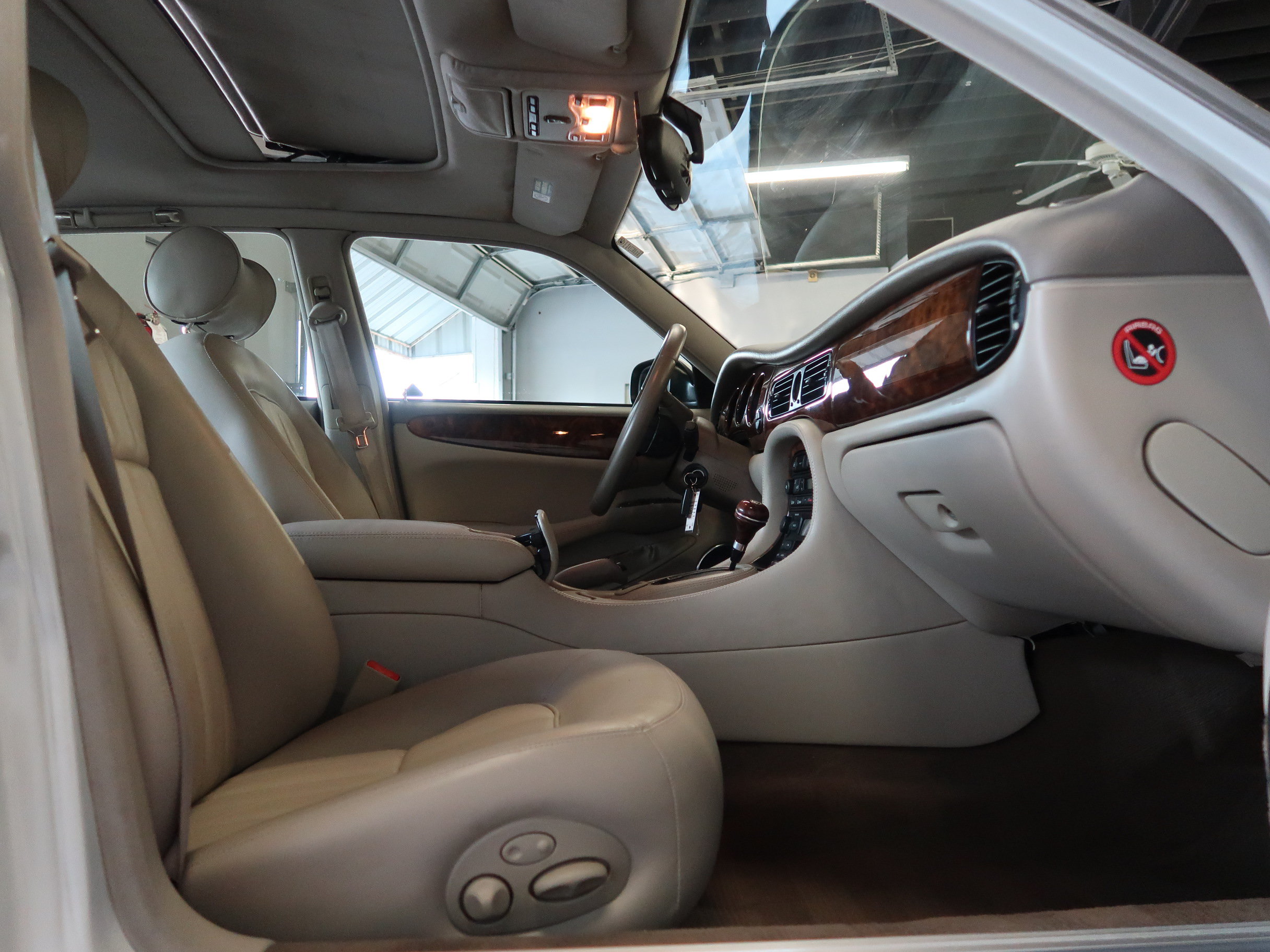 Used 1999 Jaguar XJ8 RWD image 31