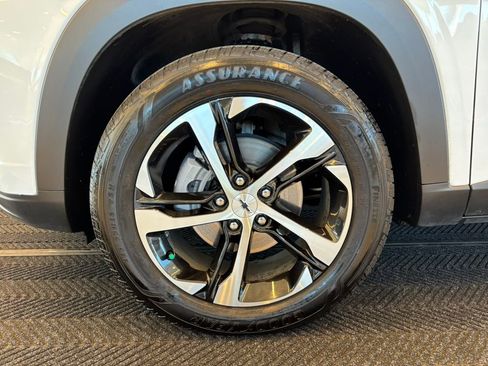 Used 2025 Chevrolet Trax RS w/ Sunroof Package FWD image 11