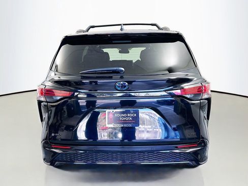 Used 2025 Toyota Sienna XSE image 6