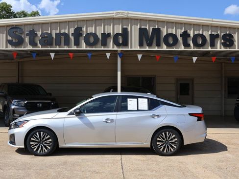 Used 2024 Nissan Altima 2.5 SV FWD image 2