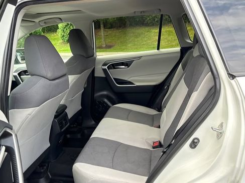 Used 2019 Toyota RAV4 XLE AWD/4WD image 4
