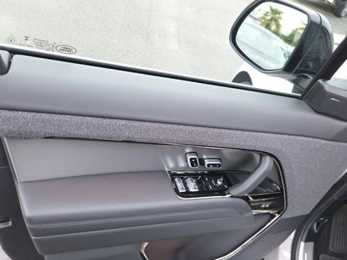 Used 2025 Land Rover Range Rover Sport SE image 11