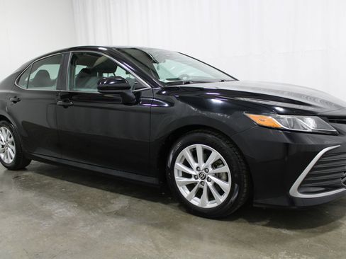 Used 2021 Toyota Camry LE FWD image 4