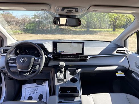 Used 2025 Toyota Sienna XLE image 16