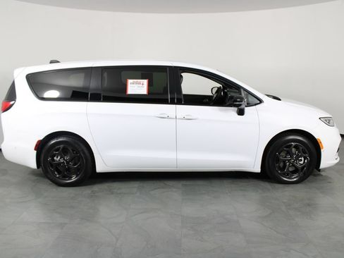 Used 2024 Chrysler Pacifica Limited FWD image 11