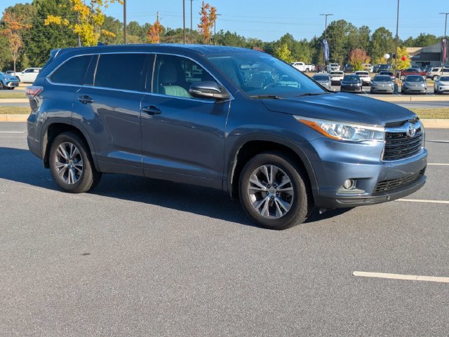 Used 2015 Toyota Highlander Plus FWD image 2
