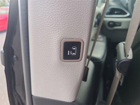 Used 2024 Chrysler Pacifica Touring-L image 21