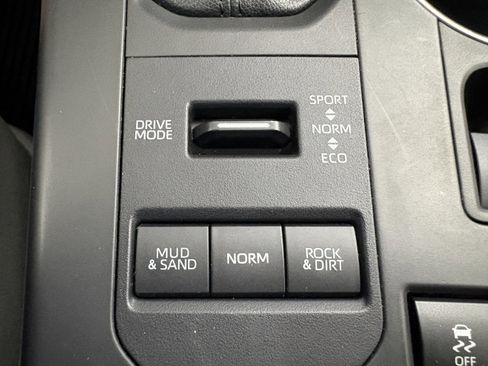 Used 2022 Toyota Highlander XLE AWD/4WD image 22