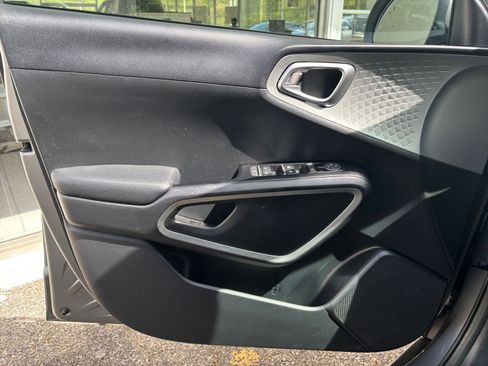 Used 2025 Kia Soul LX w/ LX Technology Package FWD image 18