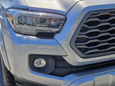 Used 2022 Toyota Tacoma TRD Sport w/ TRD Premium Sport Package AWD/4WD image 3