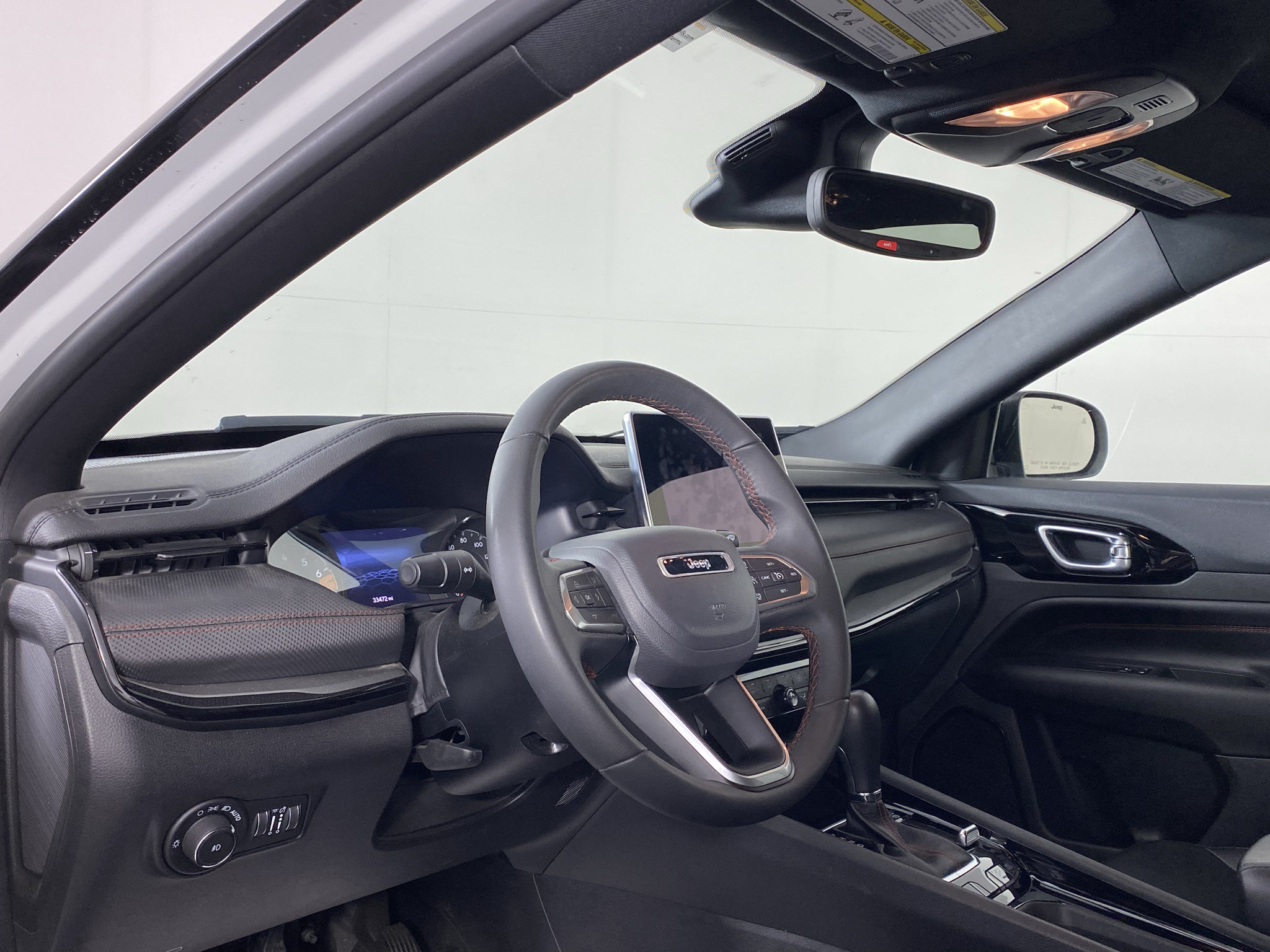 Used 2025 Jeep Compass Trailhawk AWD/4WD image 3