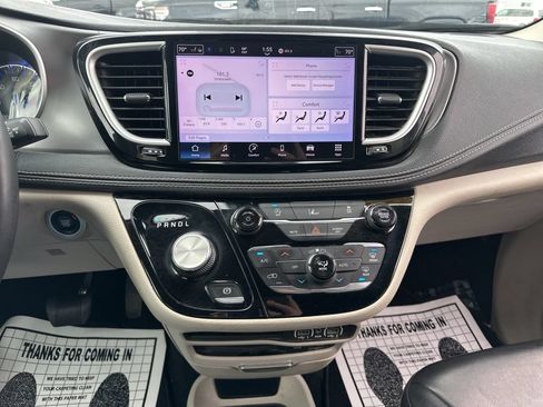 Used 2022 Chrysler Pacifica Touring-L FWD image 41