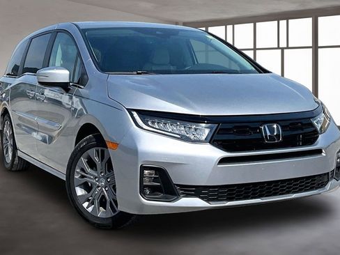 Certified 2025 Honda Odyssey Touring image 3