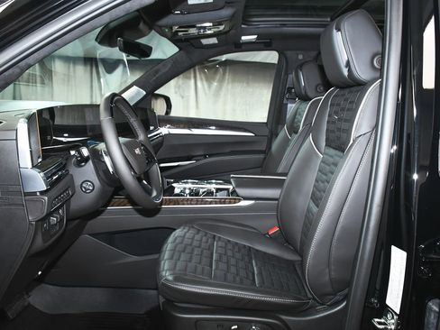 Used 2026 Cadillac Escalade ESV Platinum Sport w/ LPO, ONYX Package AWD/4WD image 46