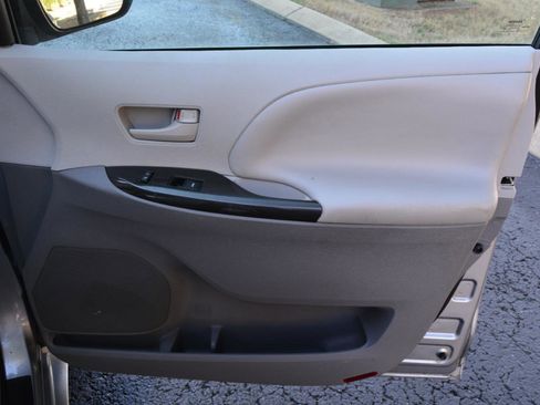 Used 2013 Toyota Sienna LE w/ Towing Pkg image 16