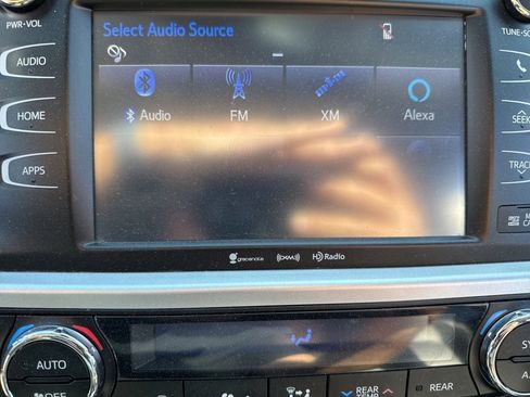 Used 2018 Toyota Highlander XLE image 26